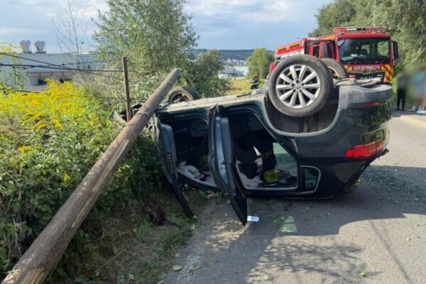 Un șofer mangă la volan s-a răsturnat cu mașina și a rupt un stâlp pe Valea Gârbăului