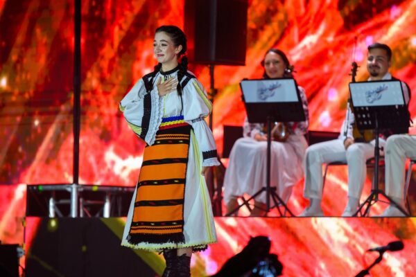 O tânără din Cluj a câștigat cel mai mare premiu din România. A impresionat juriul  la un festival de muzică populară.