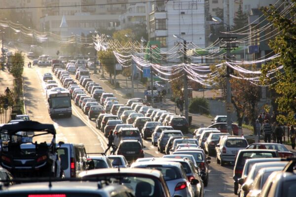 O idee interesantă. Mașinile studenților care vin la Cluj, taxate suplimentar