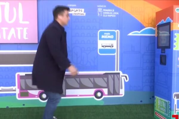 Clujenii stau la coadă la genuflexiuni pentru un bilet gratis. Sunt atât de săraci oamenii sau vor doar să facă sport?