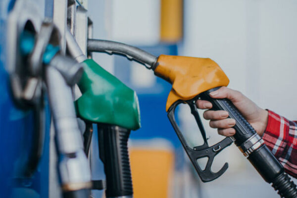 Carburanții se scumpesc din nou pentru a treia oară consecutiv luna aceasta