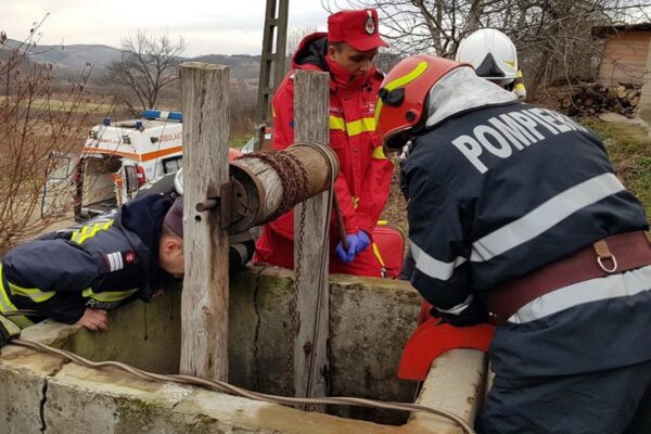 Pompierii clujeni s-au chinuit patru ore să scoată o femeie dintr-o fântână