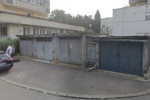 Incendiu la garaje pe strada Tatra din Cluj-Napoca. Pompierii intervin cu mai multe autospeciale