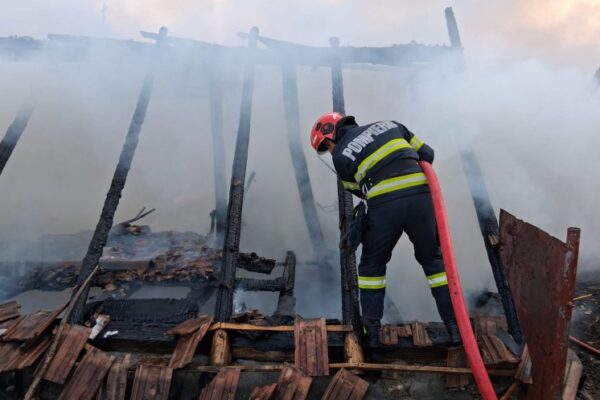 INCENDIU violent la o casă din Aghireșu. Pomperii au intervenit prompt