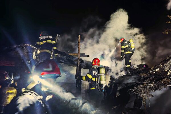 Incendiu la o casă din Apahida. Pompierii clujeni au lucrat toată noaptea