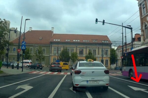 Cea mai periculoasă intersecție din Cluj Napoca. Sunt atât de multe semne de circulație și marcaje rutiere …