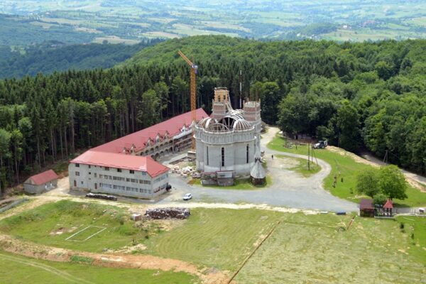 Hoț prins după jaf la mănăstire. Judecătoria Huedin a dispus arestarea