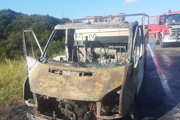 Furgonetă distrusă de un incendiu pe centura Apahida, Cluj