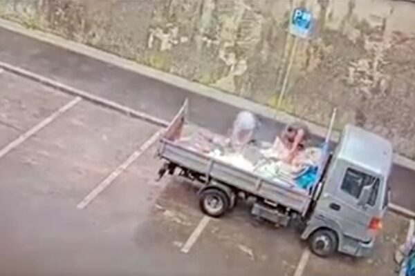 Cât de nesimțiți pot fi unii clujeni. Și-au descărcat molozul în parcarea unui drum intens circulat din Cluj Napoca. VIDEO