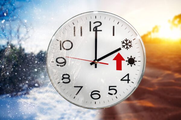 De ce se schimbă ora de două ori pe an. Care este explicația oficială?