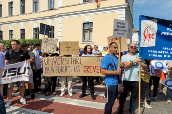 Studenții clujeni protestează astăzi în centrul Clujului în semn de solidaritate față de profesori