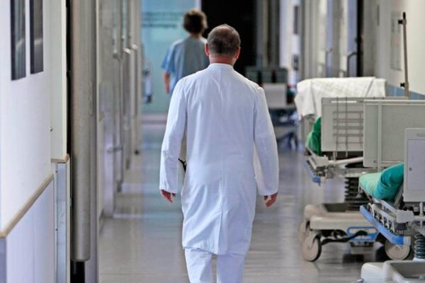 Ești trimis din spital la cabinete private? Poți sesiza Ministerul Sănătății