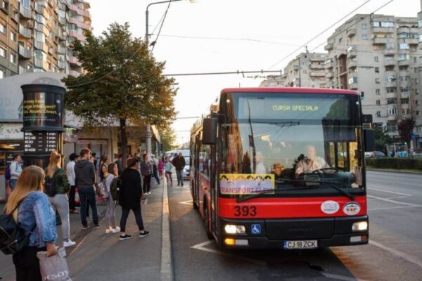 Elevii clujeni din școlile aflate în renovare vor avea transport gratuit la Cluj-Napoca