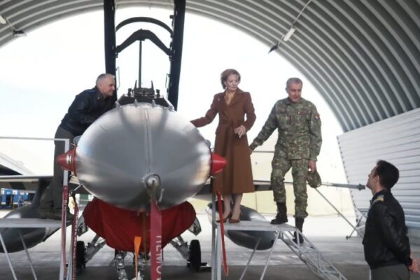 Avioanele F16 au făcut spectacol la Câmpia Turzii pentru Familia Regală