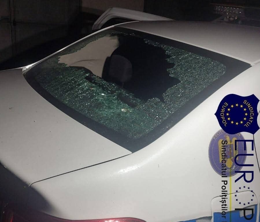 Polițist băgat în spital de niște huligani