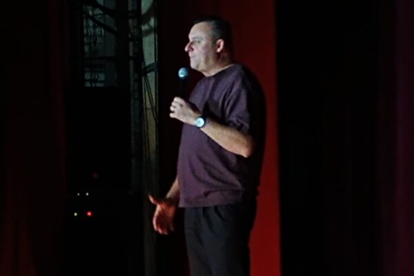 Două decenii de râs pe scenă. Cel mai popular comediant al Clujului, Nicu Bendea, a sărbătorit 20 de ani de carieră în stand-up comedy
