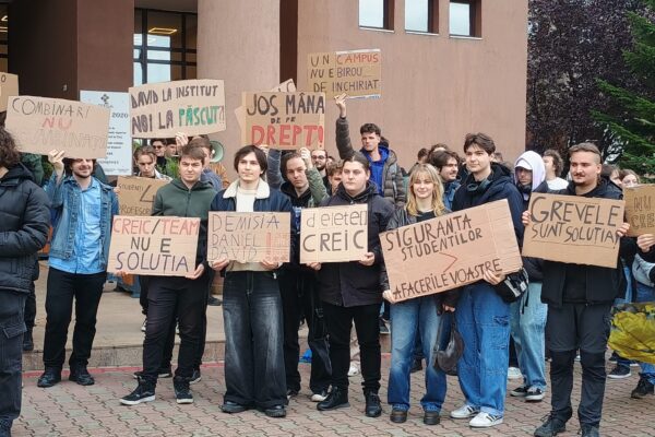 UBB Cluj a devenit o anexă a PNL. Ministrul David a refuzat să vorbească cu studenții de la Matematică care protestau în fața Rectoratului