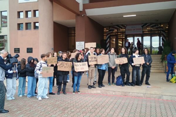 Vocea studenților de la „Mate-Info” se face auzită tot mai puternic. Tinerii nici nu vor să audă de cursuri pe dealul CREIC! „David șef la institut, ne trimite la păscut”