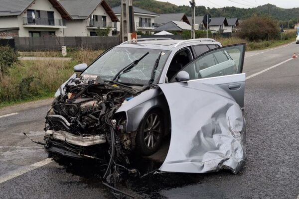 Două mașini făcute praf într-un accident surprinzător la ieșirea din Luna de Sus: victime transportate la spital