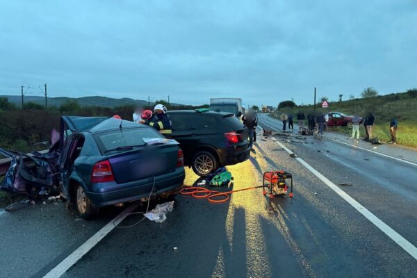 Accident teribil la Livada, pe DN1C: cinci victime încarcerate, un bărbat în stop cardio-respirator