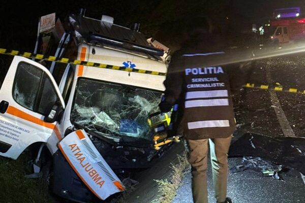 Accident grav între Huedin și Șaula. Ambulanță implicată, o femeie în stop cardio-respirator