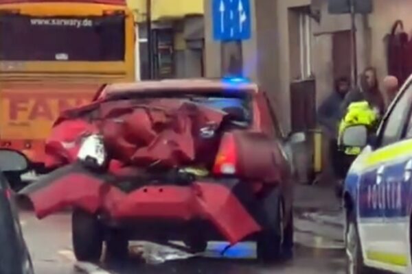 Șoferii Fany, pericol pe șoselele din Cluj: Logan spulberat la semafor