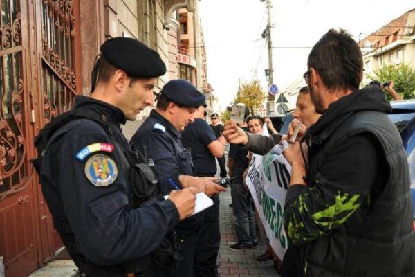 Bolojan: Mii de jandarmi stau la pază inutilă, ar trebui pe străzi pentru siguranța noastră
