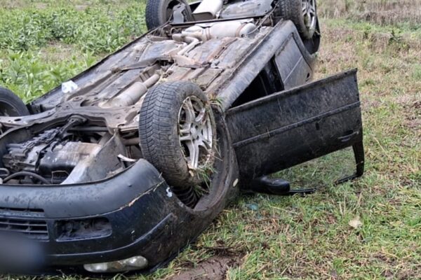 Accident între Viștea și Gârbău. Un șofer s-a răsturnat cu mașina și a ajuns la spital