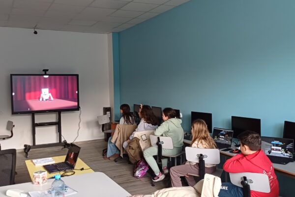 Bătălie cu postere și orgolii la Palatul Copiilor din Cluj. Teacher Alex către două colege: ”vă invit să mă pupați amândouă fix în cwrul meu”