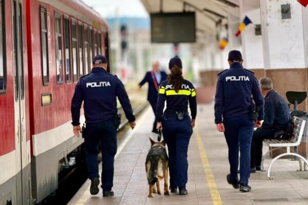 Doi polițiști clujeni atacați într-un tren de un infractor periculos