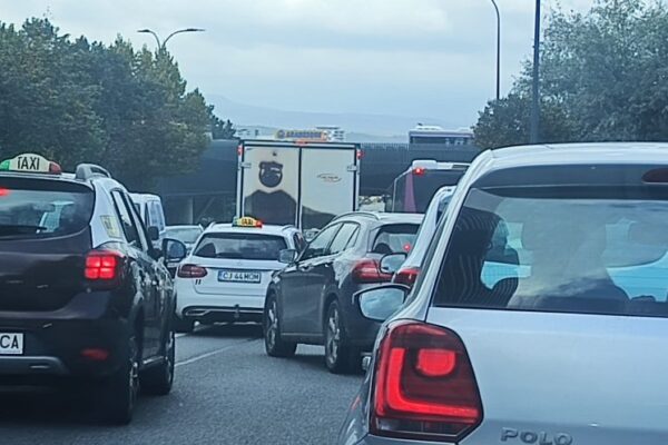 Cozi kilometrice spre paradisul vechiturilor, în acest weekend: trafic paralizat pe drumul spre Negreni – kilometrul zero al antichităților