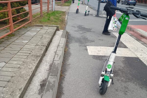 Trotinetele electrice ar trebui interzise la Cluj? Sunt un haos greu de controlat și gestionat