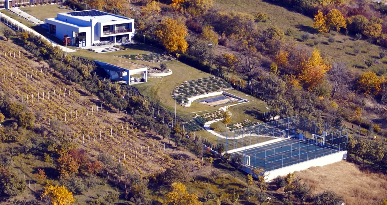 Vila de bugetar a ginerelui primarului din Turda, Cristi Matei. De unde a avut celebrul Bobic un milion de euro pentru o asemenea casă???