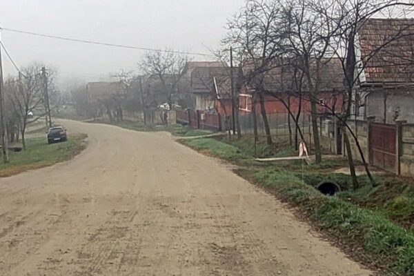 Drumuri ca în 1900 într-una dintre cele mai mari comune din Cluj. Oamenii cer explicații