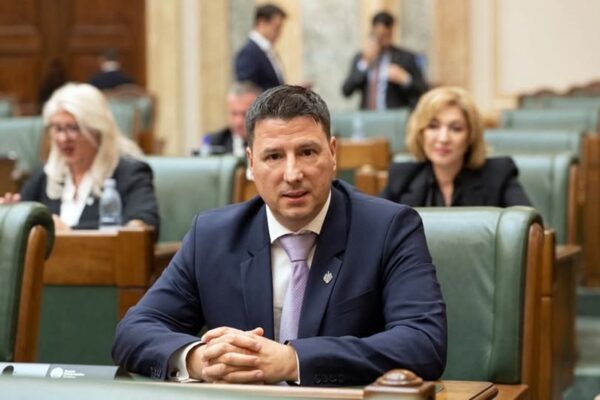 Doamne ferește ce specimene ajung în Parlamentul României. Senator, acuzat de furtul unui laptop