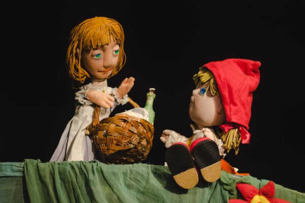 Spectacole cu lecții despre loialitate și prudență, la Teatrul de Păpuși „Puck”, în weekend