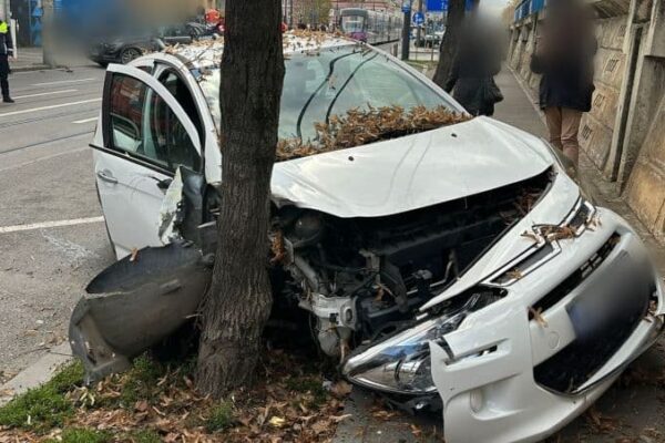 Mașină făcută praf pe o stradă din Cluj-Napoca! Un bărbat a ajuns de urgență la spital