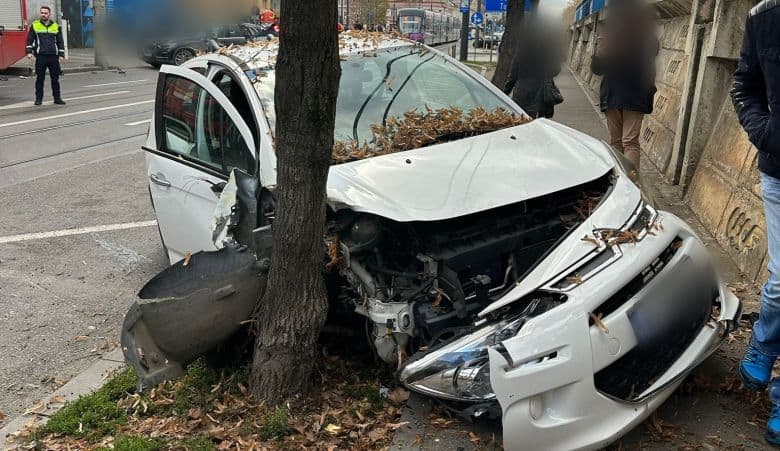Mașină făcută praf pe o stradă din Cluj-Napoca