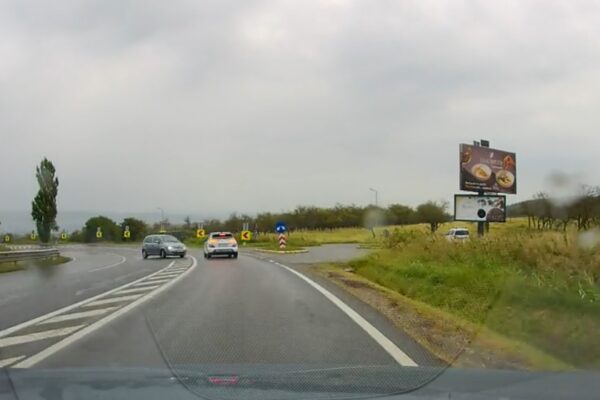 Imagini incredibile cu un șofer inconștient, surprinse în „Curba morții” pe Feleac. Totul se putea transforma într-o tragedie