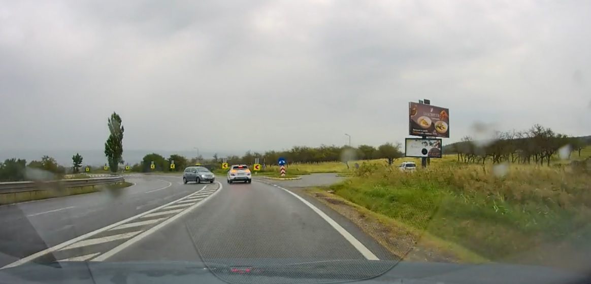 Imagini incredibile cu un șofer inconștient surprins în "Curba morții"