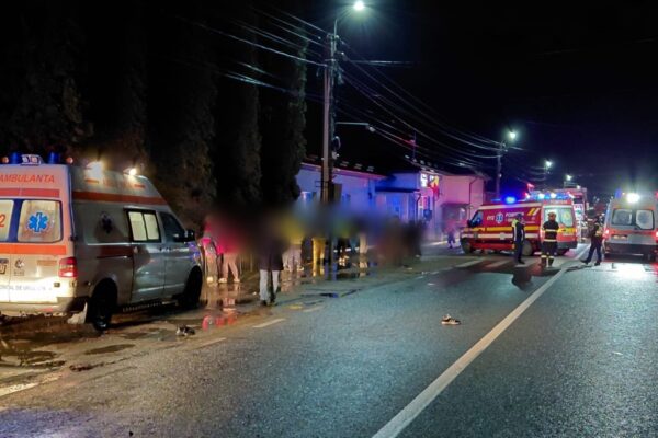 Accident grav la Poieni, Cluj. Trei pietoni loviți de o mașină în timp ce se aflau pe marginea drumului