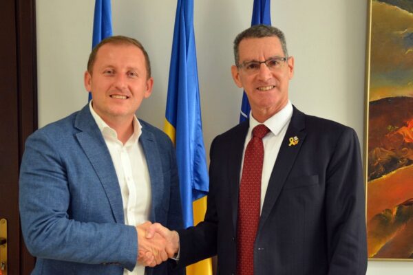 Alin Tișe nu mai are timp de nimeni și de nimic. Nici măcar să îi primească pe înalții oaspeți care îl vizitează, cum ar fi ambasadorul Israelului