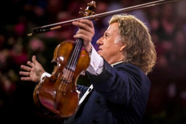 Moment magic la spectacolul lui Andre Rieu, de la Cluj. O fetiță bolnavă a fost invitată să cânte pe scenă, acompaniată de marele dirijor