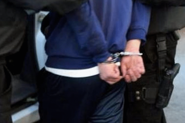 Bărbat din Câmpia Turzii reținut de polițiști după ce a vandalizat un atelier și o mașină