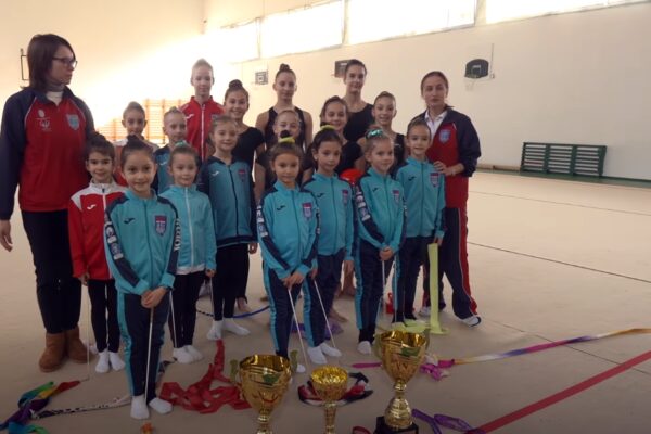Campioanele României la gimnastică se antrenează la Cluj într-o sală închiriată. Strălucesc pe podium, luptă acasă cu lipsurile