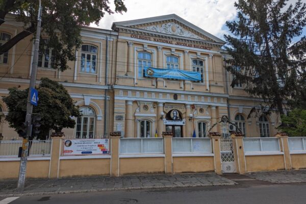 Incident grav la Liceul Bălcescu din Cluj Napoca. Copil de șase ani cu degetul amputat după ce a fost bătut de alți colegi