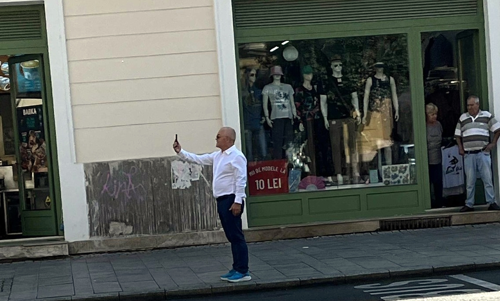 Primarul care își face singur campanie. Emil Boc face live-uri pe stradă