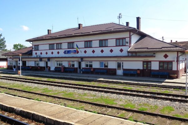 Gara din Huedin a ajuns un grajd. Călătorii calcă prin mizeria lăsată de cai ca să ajungă la autobuzele CFR