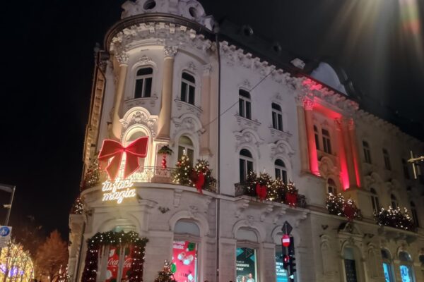 Clădirea din centrul Clujului care a furat privirile înainte de sărbători. Anostul târg de Crăciun făcut de Primăria Cluj, trebuie să se ascundă