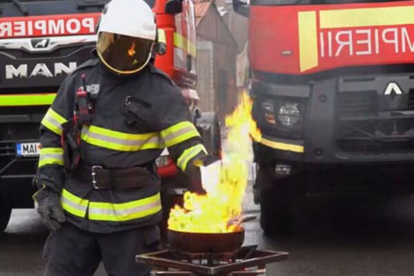 Ce trebuie să facem dacă ne ia foc tigaia în timp ce gătim. Sfaturi utile de la un pompier de la ISU Cluj